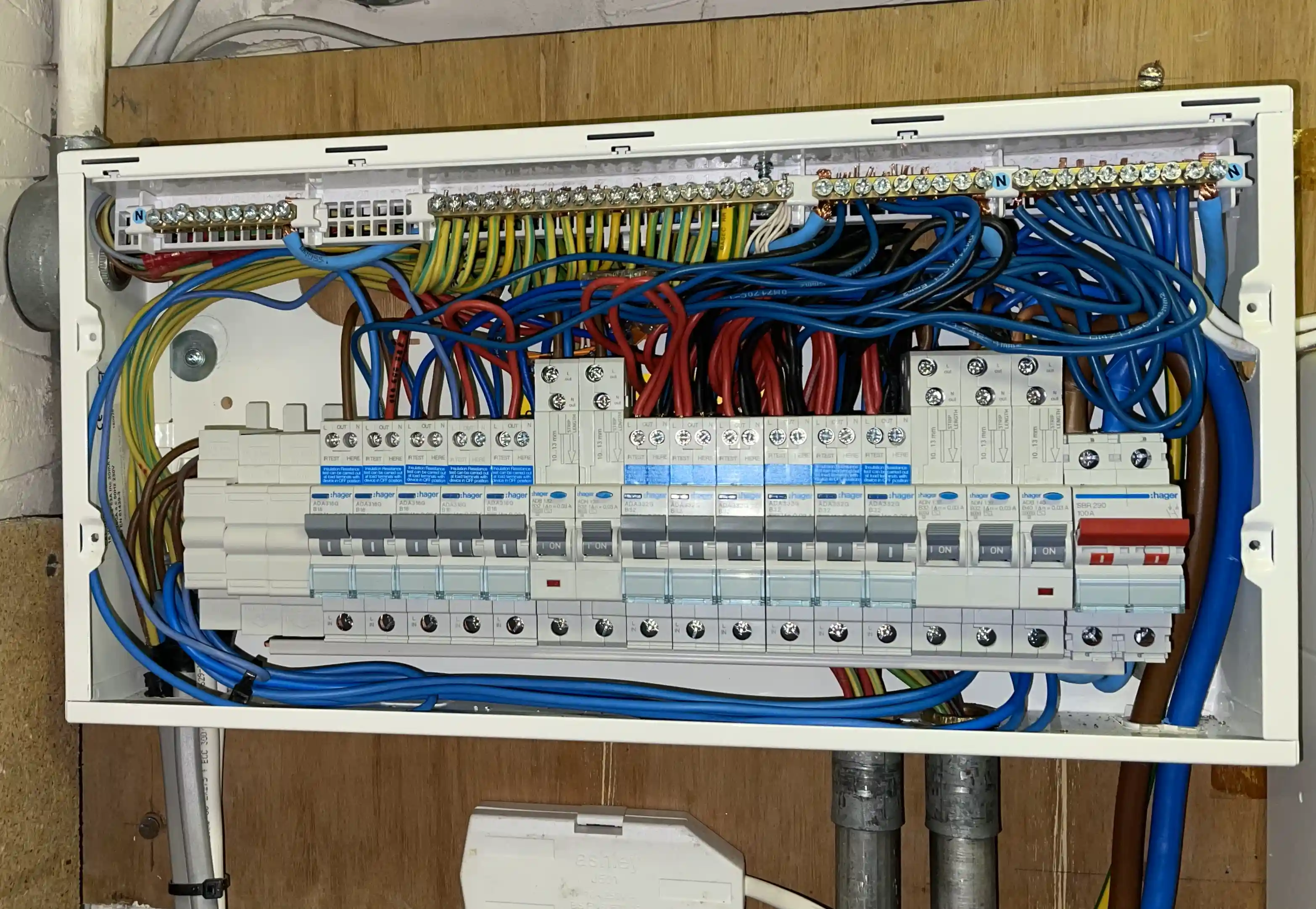 24 Hours Emergency Electrician near Ashtead